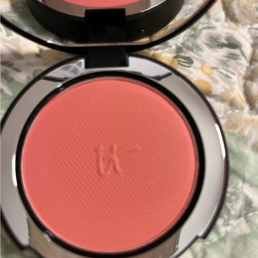 iT Cosmetics Bye Bye Pores Blush, NWOT
Full Size